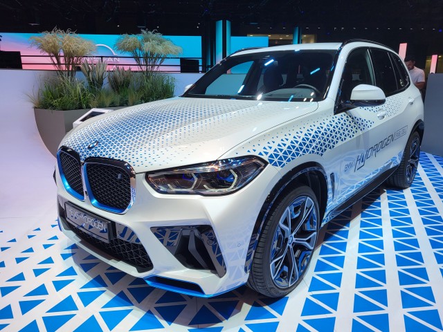 BMW iX5 Hydrogen采用氫氣為能源的電動車